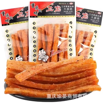 卫龙辣条大面筋102g香辣口味零食怀旧经典透明老包装休闲批发包邮
